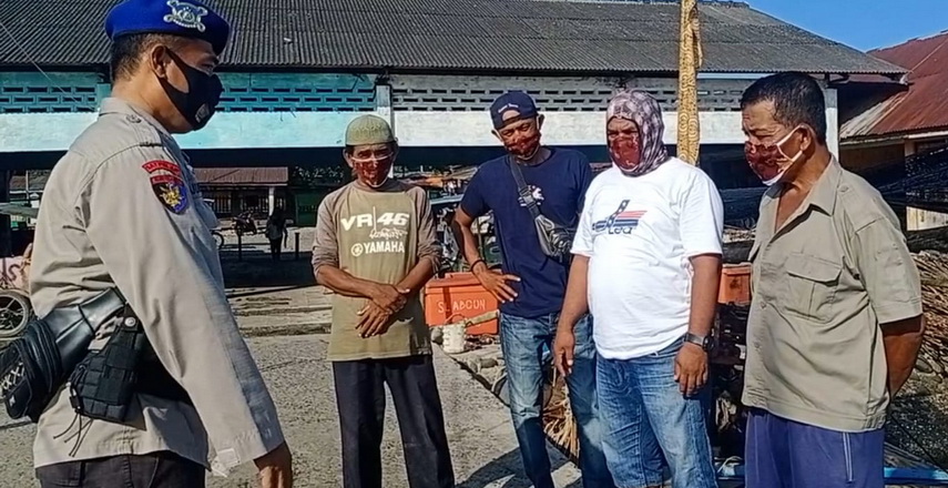 Sat Polairud Polres Langkat Bripka Junaedi memberikan imbauan kepada pengguna jasa perairan di Dermaga TPI Kecamatan Pangkalan Susu
