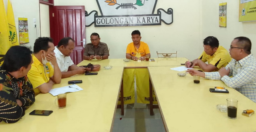 Ketua DPD Partai Golkar Taput FL Fernando Simanjuntak SH MH memimpin rapat koordinasi dengan kader yang menjadi anggota fraksi