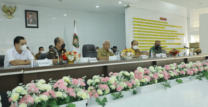 Bupati Asahan H Surya BSc membuka Rapat Koordinasi Pemerintahan (Rakorpem) di Aula Melati Kantor Bupati Asahan, Senin (11/4/2022).