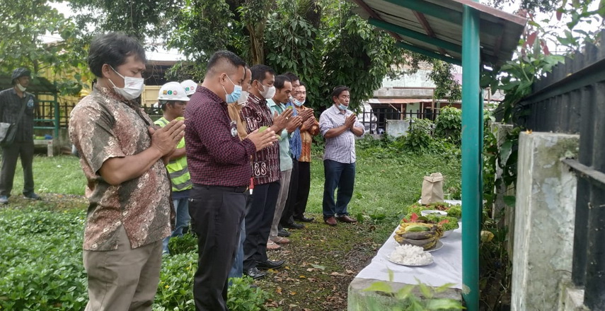Menghargai kearifan lokal, Pemkab Samosir ikuti acara ritual penebangan pohon berjenis Beringin di lokasi Tugu Kolonel Liberty Malau, Kecamatan Pangururan. Kamis (7/4/2022).
