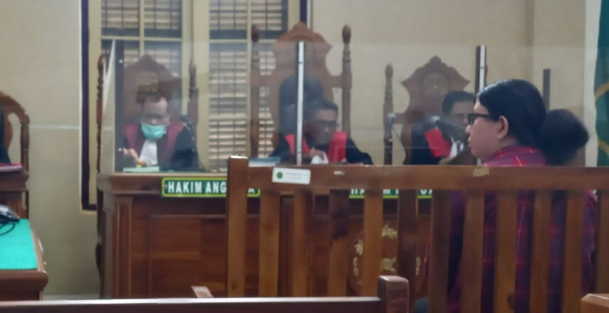 Setelah kurang lebih 25 menit berjalan, majelis hakim diketuai Oloan Silalahi, Selasa (19/4/2022), di Cakra 4 PN Medan akhirnya menunda pemeriksaan terdakwa Veronica.