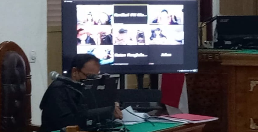 Oknum Sekretaris Daerah (Sekda) Kabupaten Samosir Jabiat Sagala, Kamis (7/4/2022) menjelang petang, menjalani sidang perdana secara video teleconference (vicon) di Cakra 9 Pengadilan Tipikor Medan.
