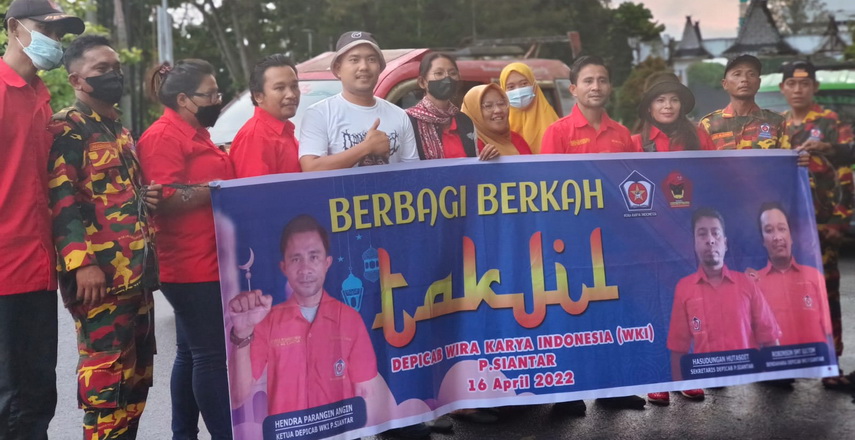 Dewan Pimpinan Cabang (Depicab) Wira Karya Indonesia (WKI) Kota Siantar berbagi takjil 400 cup bubur kacang ijo, Sabtu (14/4/2022).