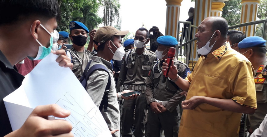 Seratusan perwakilan masyarakat Kecamatan Wampu melakukan aksi di depan Gedung Kantor Bupati Langkat