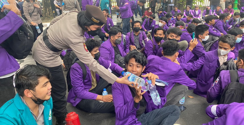 Aksi unjuk rasa (unras) sejumlah elemen mahasiswa yang berlangsung di Kantor DPRD Sumatera Utara di Jalan Imam Bonjol, berjalan aman dan kondusif, Rabu (13/4/2022).