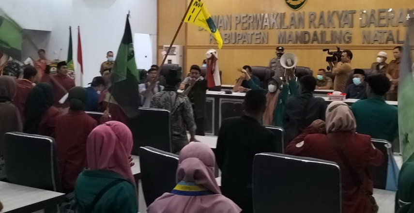 Shalawat Badar mewarnai aksi gabungan mahasiswa di Panyabungan Kabupaten Mandailing Natal (Madina). Aksi dengan peserta puluhan mahasiswa itu berlangsung sejak pukul 11.00 WIB di Gedung DPRD Madina, Selasa (12/4/2022).