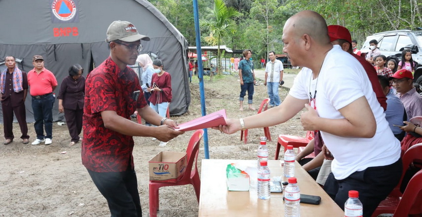 Bupati Taput Drs Nikson Nababan MSi tinjau lokasi wisata Sampuran Desa Parsaoran Samosir Kecamatan Pahae Jae, Jumat (29/4/2022).