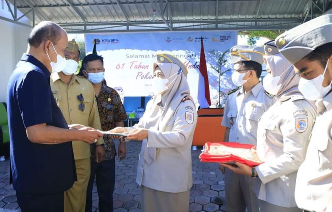Masyarakat banyak mengeluhkan lambannya proses pemecahan sertifikat tanah di Badan Pertanahan Nasional atau BPN Kabupaten Samosir.