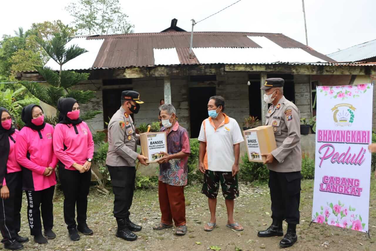 Kapolres Langkat dan Ibu Ketua Bhayangkari Cabang Langkat Bagikan Bansos Korban Bencana Alam