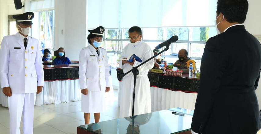 Bupati Samosir Vandiko T Gultom mengambil sumpah/janji dua kepala desa PAW (Pengganti Antar Waktu) di Aula Kantor Bupati Samosir, Kamis (12/5/2022).