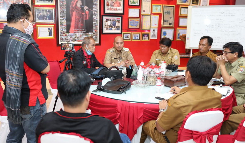 Bupati Taput Drs Nikson Nababan MSi sambut baik kunjungan Forum Jurnalis Batak (Forjuba), di Sopo Rakyat Rumah Dinas Bupati, Senin (23/5/2022).