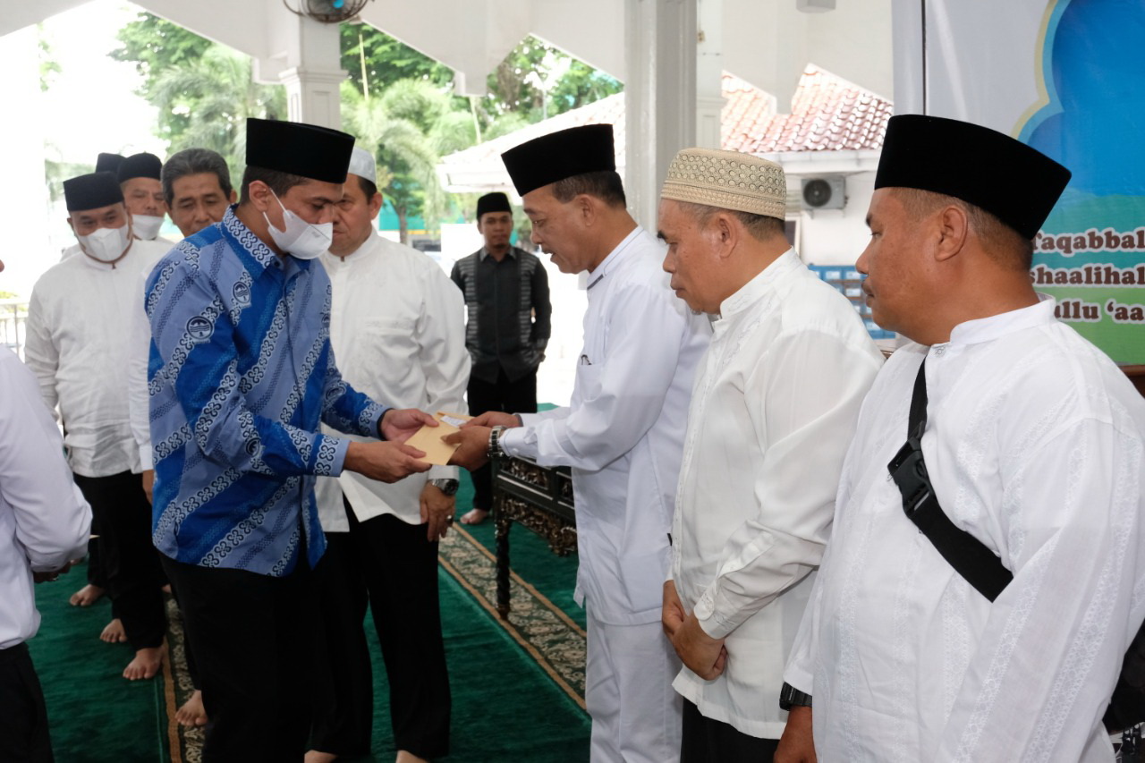 Perumda Tirtanadi menggelar acara halal bi halal serta pelepasan calon jemaah haji berlangsung di Mesjid Ma'ul Hayah Tirtanadi Senin (30/5/2022).
