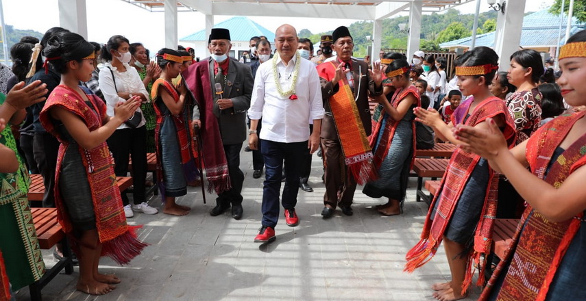Bupati Taput didampingi Forkopimca dan Kabag Protokol dan Komunikasi Pimpinan David Nainggolan melantik pengurus Komunitas Pecinta Penggiat Pengembangan Kepariwisataan Muara (KP3KM) di Dermaga Pelabuhan Muara, Rabu (18/5/2022).
