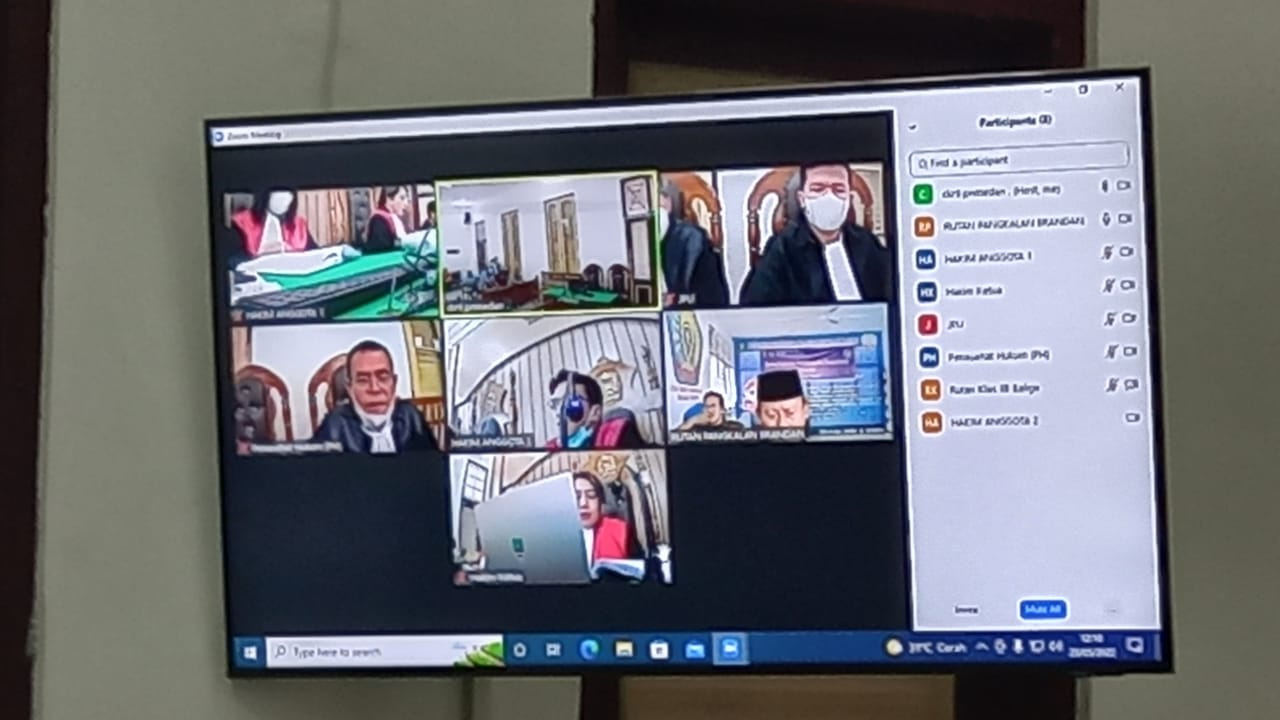 Rakidi, oknum mantan Kepala Desa (Kades) Sei Siur, Kecamatan Pangkalan Susu, Kabupaten Langkat, Senin (23/5/2022), di Cakra 9 Pengadilan Tipikor Medan dihukum 2 tahun penjara.