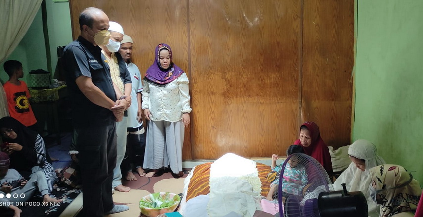 Kasie Humas Polres Asahan Ipda C Sianipar melayat ke rumah duka almarhum M Yusuf di Jalan Pramuka Kelurahan Tebing Kisaran Kecamatan Kisaran Barat, Asahan, Minggu (8/5/2022).