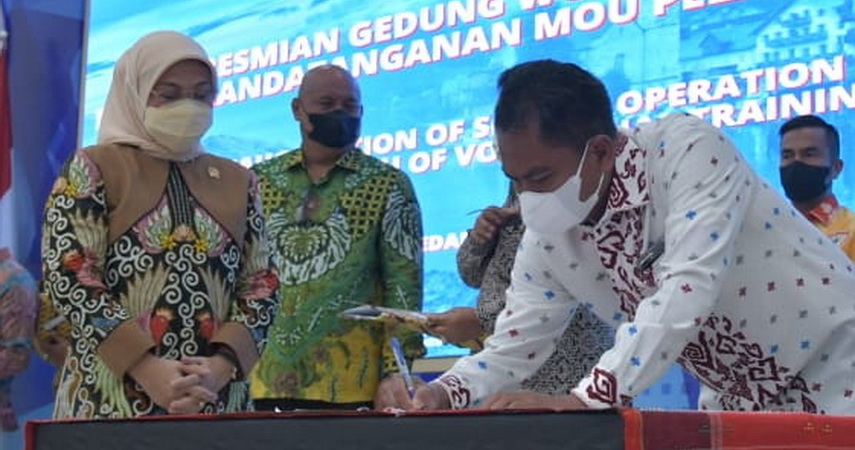 Bupati H Darma Wijaya bersama sejumlah kepala daerah se-Sumatera Utara (Sumut) melakukan penandatanganan nota kesepahaman bersama (MoU) dengan Kementerian Ketenagakerjaan
