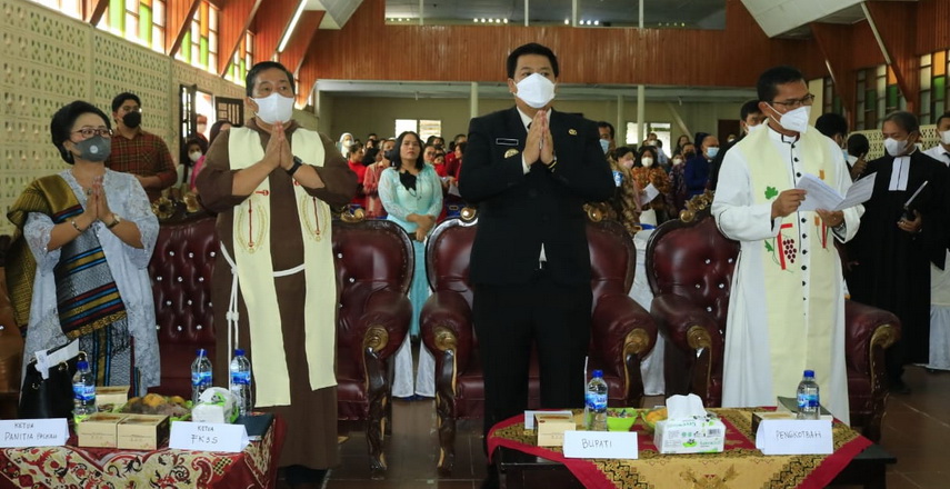 Bupati Samosir Vandiko T Gultom menghadiri Perayaan Paskah Oikumene Kabupaten Samosir di Aula Paroki St Mikhael Pangururan, Jumat (13/5/2022).