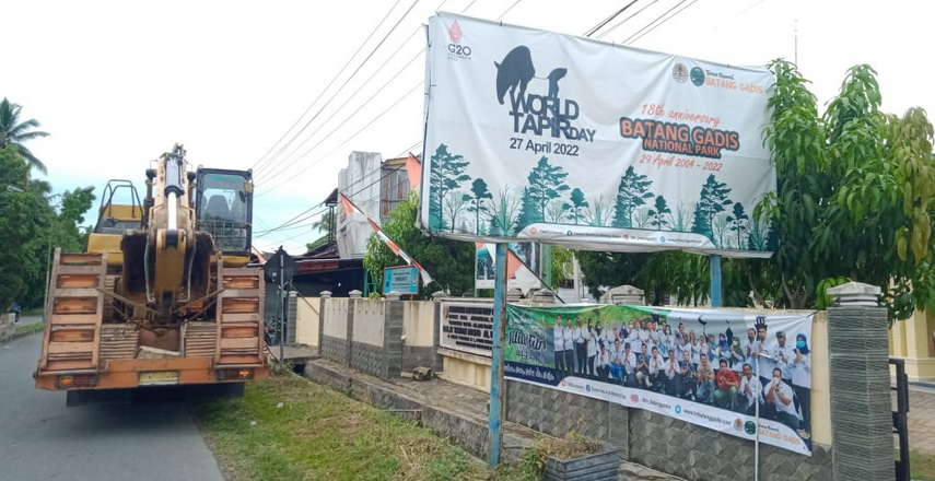 Balai Pengamanan dan Penegakan Hukum Lingkungan Hidup dan Kehutanan (BPPHLHK) Sumatera Utara (Sumut) melakukan operasi penangkapan sejumlah alat berat Penambang Emas Tanpa Izin (PETI) yang memasuki Kawasan Taman Nasional Batang Gadis (TNBG) di Kecamatan Batang Natal Kabupaten Mandailing Natal (Madina). Senin (16/5/2022).