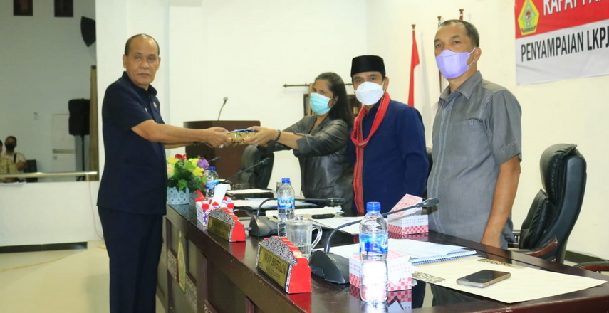 Wabup Samosir Martua Sitanggang menyampaikan nota pengantar Laporan Keterangan Pertanggungjawaban Bupati Samosir Tahun Anggaran 2021 kepada DPRD Kabupaten Samosir.