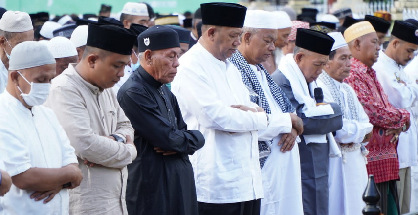 Pelaksana Tugas (Plt) Bupati Langkat H Syah Afandin SH melaksanakan Sholat Idul Fitri (Ied) 1 Syawal 1443 H bersama masyarakat Pangkalan Brandan, Senin (2/5/2022)