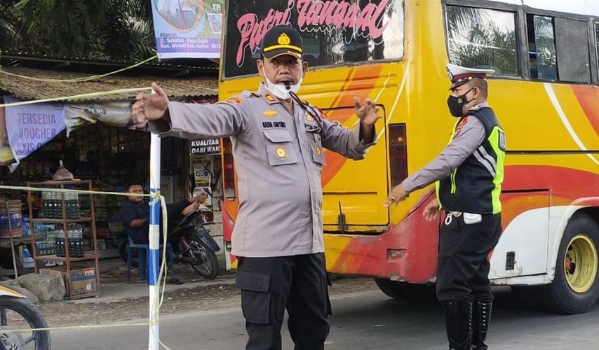 personel Polres Asahan melaksanakan pengaturan lalu lintas di sepanjang Jalan Lintas Sumatera, Rabu (4/5/2202).