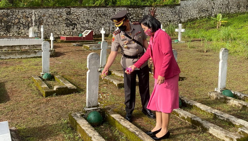 Dalam rangka memperingati Hari Ulang Tahun Bhayangkara ke-76 tanggal 1 Juli 2022, keluarga besar Polres Tapanuli Utara Ziarah ke Taman Makam Pahlawan Tangsi Tarutung, Kamis (30/6/2022).