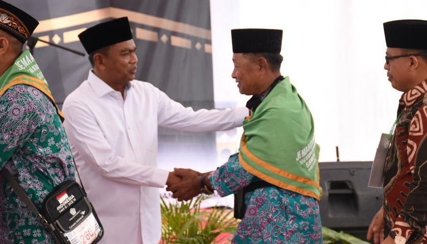 calon jamaah haji (CJH) asal Kabupaten Sergai dilepas Bupati H Darma Wijaya di Komplek Masjid Agung Sergai, Sei Rampah, Sabtu (11/6/2022),