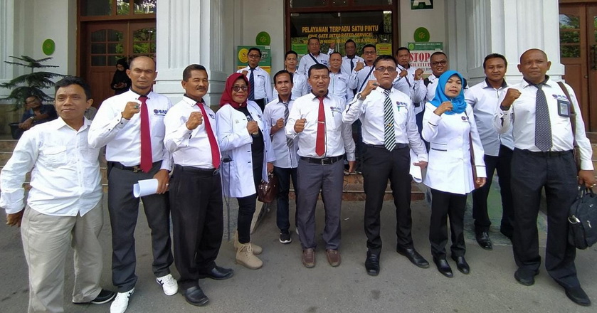 Dianggap telah meresahkan dan merugikan masyarakat, sebanyak 27 advokat dari Pengurus Besar Perkumpulan Advokat Sumatera Utara (PB PASU) mengajukan gugatan perbuatan melawan hukum (PMH) terhadap beroperasinya usaha Pos Ambai Coffee ke PN Medan.
