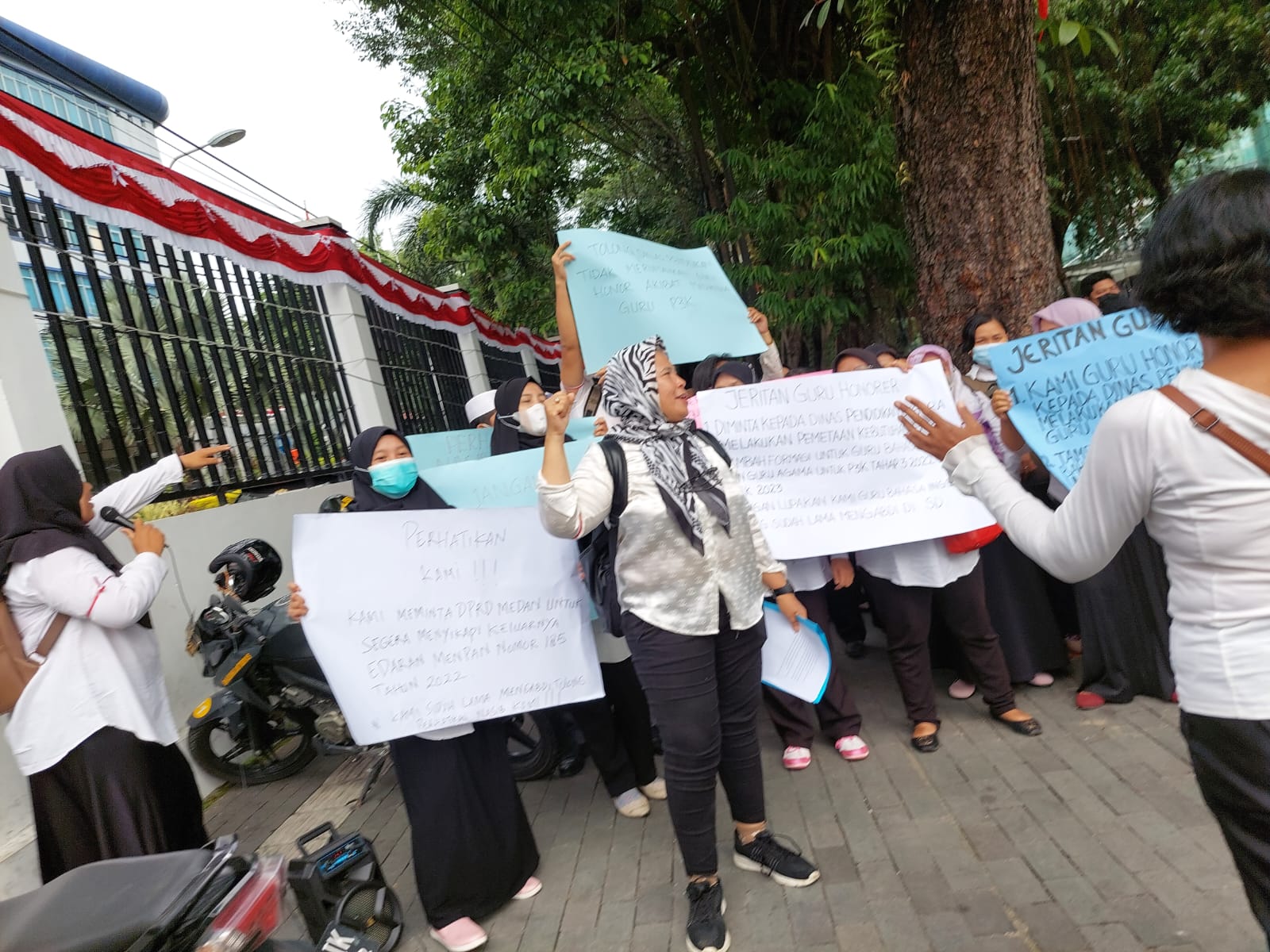 Guru Hononer Gelar Aksi di DPRD Medan