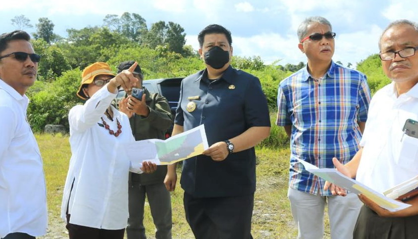 Bupati Samosir Vandiko T Gultom monitor lahan rencana pembangunan kawasan pertanian terpadu di Desa Hariara Pintu, Kecamatan Harian, Rabu (8/6/2022).