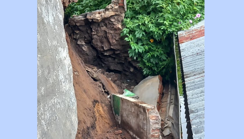 Hujan deras yang mengguyur Kota Tarutung, Jumat (10/6/2022) dini hari, telah menimbulkan longsor dijk penahan tanah pemukiman penduduk di belakang Komplek SMPN 2 Tarutung.