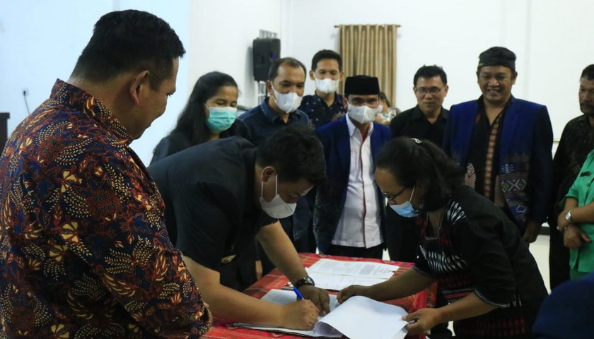 Bupati Samosir Vandiko T Gultom menghadiri Paripurna Pembahasan dan Persetujuan Bersama atas Ranperda Kabupaten Samosir Masa Sidang Pertama Tahun 2022.