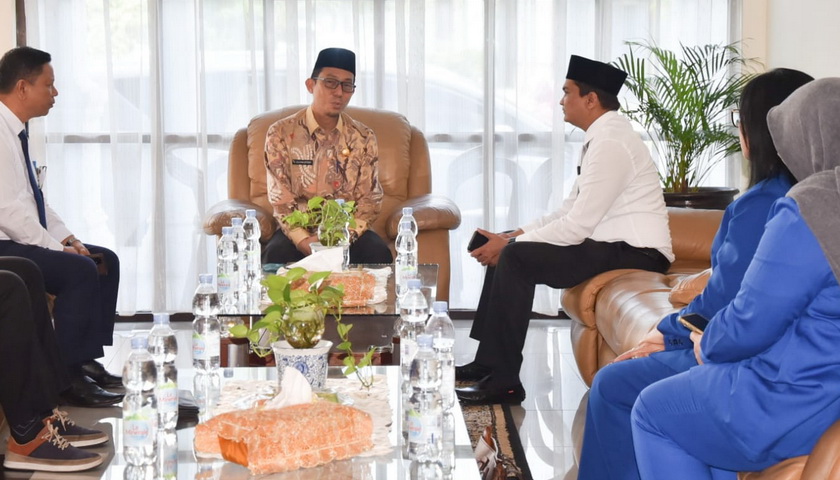 Direktur Utama Perumda Tirtanadi Kabir Bedi membagikan (secara simbolis) handuk untuk seluruh calon jemaah haji Sumatera Utara. Kegiatan berlangsung di Asrama Haji Medan, Kamis (9/6/2022).