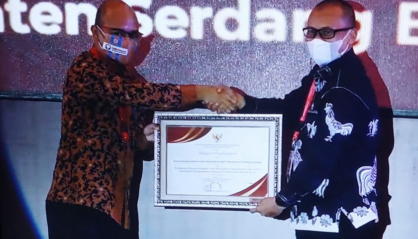 Pemkab Sergai melalui Dinas Kependudukan dan Pencatatan Sipil (Disdukcapil) meraih penghargaan dari Menteri Pendayagunaan Aparatur Negara Repormasi Birokrasi (Menpas RB)