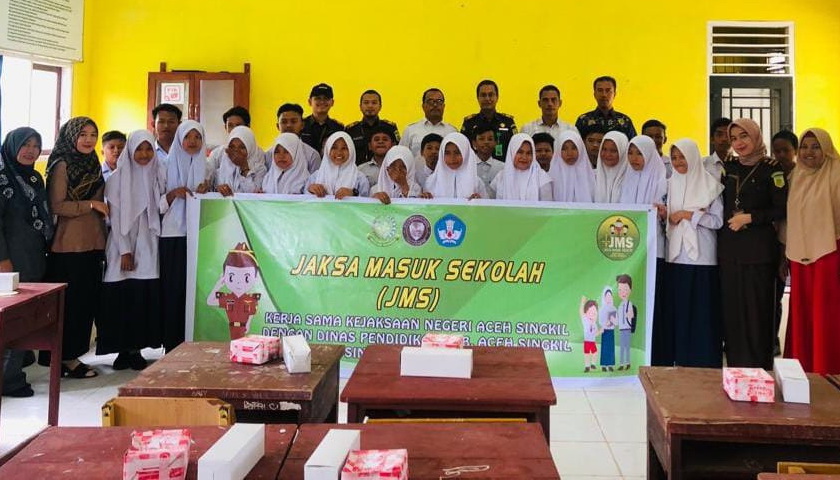Sosialisasikan program Kejaksaan Agung Republik Indonesia Kejaksaan Negeri Aceh Singkil Jaksa Masuk Sekolah (JMS).