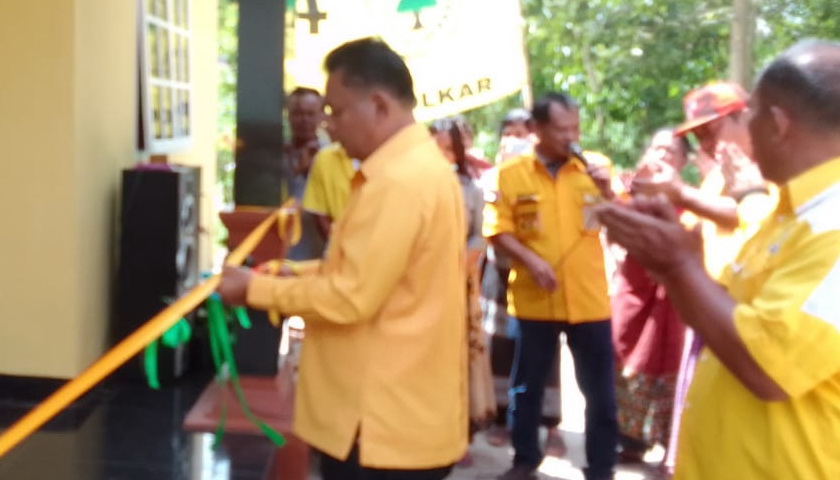 Ketua DPD Partai Golkar Tapanuli Utara FL Fernando Simanjuntak SH MH menyerahkan kunci rumah kepada warga yang telah selesai membangun 'bedah rumah' di Huta Sumur Kelurahan Hutatoruan VII Kecamatan Tarutung, Jumat (1/7/2022).