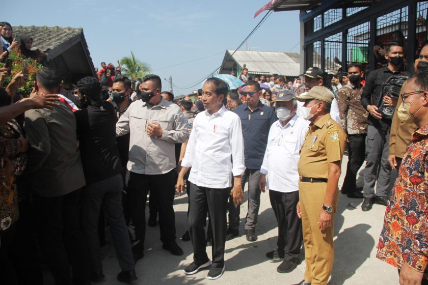Gubsu Dampingi Presiden Jokowi Serahkan Bantuan Bedah Rumah di Belawan