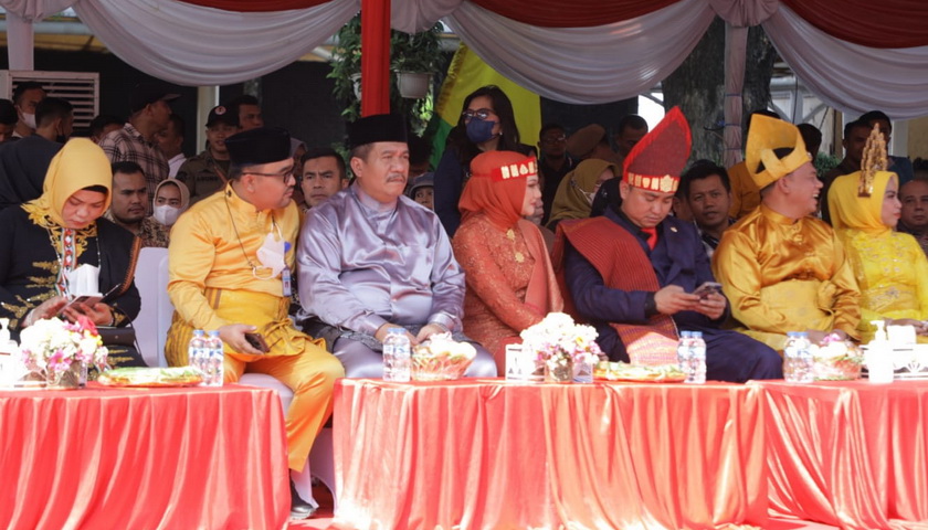 Wakil Bupati Asahan Taufik Zainal Abidin Siregar SSos MSi menghadiri 'fashion carnival' (pawai budaya) dalam rangka Peringatan Hari Jadi ke 432 Kota Medan di Jalan Balai Kota, Medan, Jumat (1/7/2022).