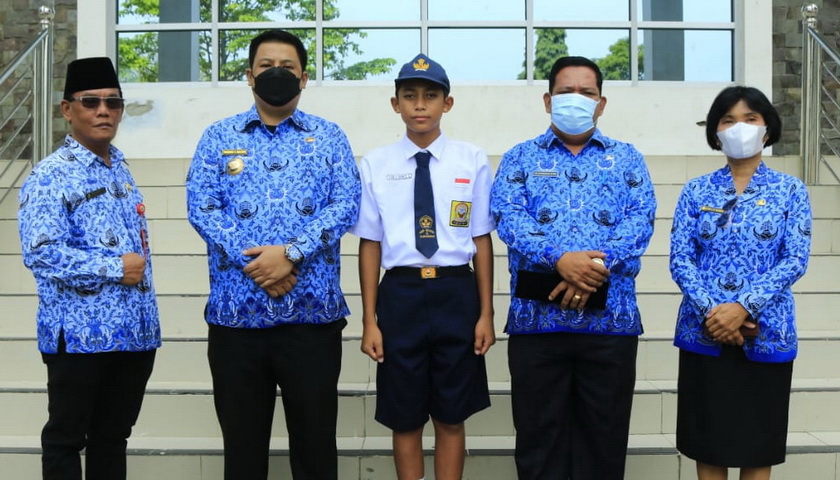 Carlo Benito Sinurat, siswa SMPN 2 Pangururan menerima piagam penghargaan dari Bupati Samosir Vandiko T. Gultom di halaman Kantor Bupati Samosir, Senin (18/7/2022).