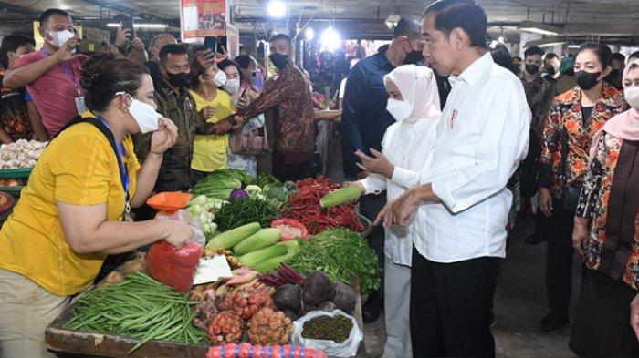 Presiden Jokowi dan Ibu Iriana Bagikan Bansos dan Belanja Buah di Pasar Petisah