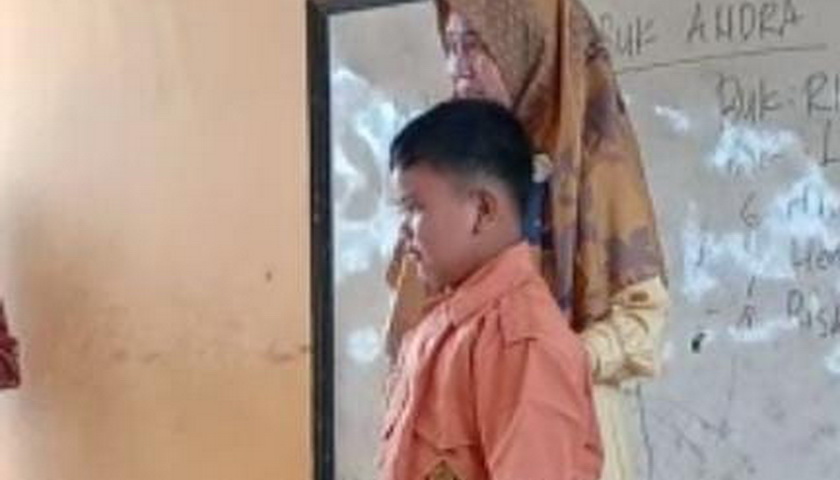 Untuk menarik minat para orangtua agar anaknya sekolah di UTPD SPF SD Negeri Selok Aceh, kepala sekolah pun putar otak.
