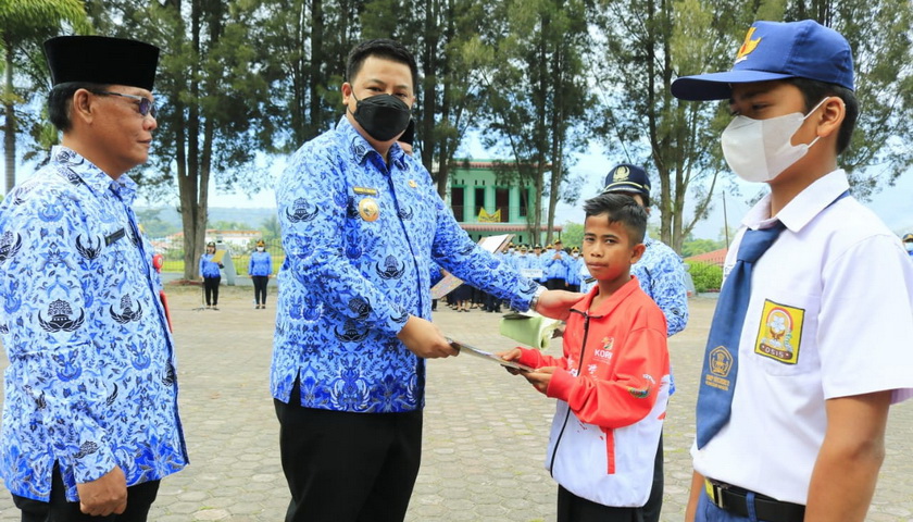 Bupati Samosir Vandiko T Gultom memberikan piagam penghargaan dan uang pembinaan atas prestasi KORMI Samosir dari Cabang Aliasi Kungfu Tradisional Indonesia (AKTI).