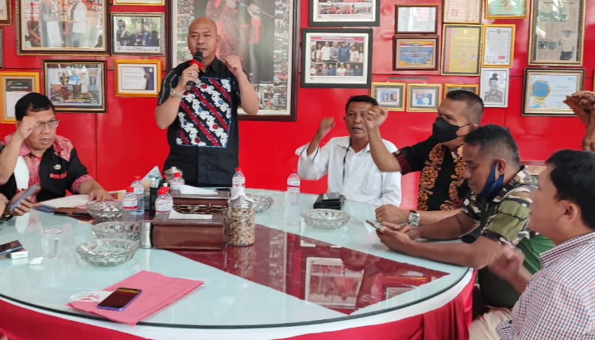 Bupati Taput Drs Nikson Nababan MSi melepas atlet Akademi Seni Beladiri Karate Indonesia (ASKI) bertanding ke luar daerah