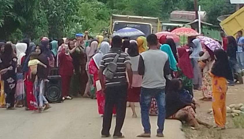 Warga Kelurahan Tapus Kecamatan Linggabayu Kabupaten Mandailing Natal (Madina) melakukan aksi blokade jalan lintas Panyabungan - Natal, Selasa (5/7/2022).