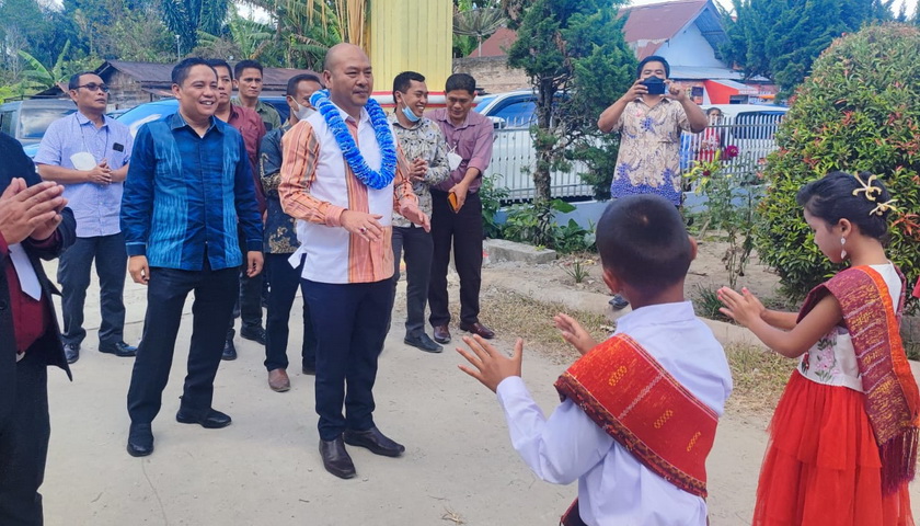 Bupati Taput Drs Nikson Nababan MSi hadiri Pesta Pembangunan Gedung Sekolah Minggu, Rumah Dinas, dan Palas-Palas Gereja HKBP Lumban Tongatonga.