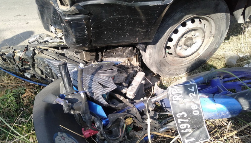 Dua pengendara sepeda motor (pemotor) tewas di lokasi kejadian kecelakaan lalulintas dengan pickup L-300 plat BK 8638 SS.
