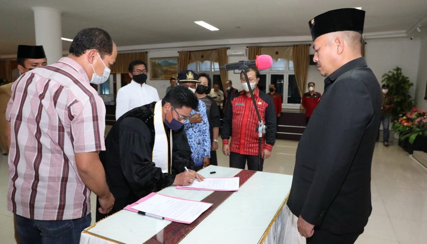 Drs Nikson Nababan MSi melantik sejumlah pejabat di lingkungan Pemkab Tapanuli Utara. Berlangsung di Aula Martua Kantor Bupati, Jumat (1/7/2022).