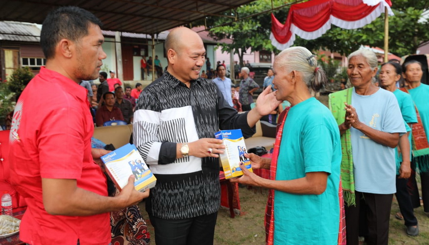 Bupati Taput Drs Nikson Nababan MSi meresmikan Jalan SDIS, sekaligus ramah tamah dengan warga Desa Sigompulon Kecamatan Pahae Julu.