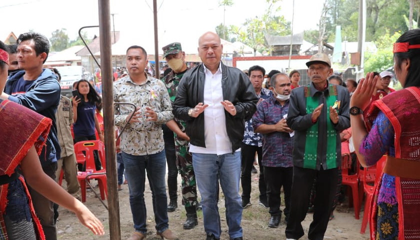 Bupati Taput Drs Nikson Nababan MSi menghadiri Pesta Syukuran Masyarakat Adat Nagasaribu Onan Harbangan, Pohan Jae Kecamatan Siborongborong.