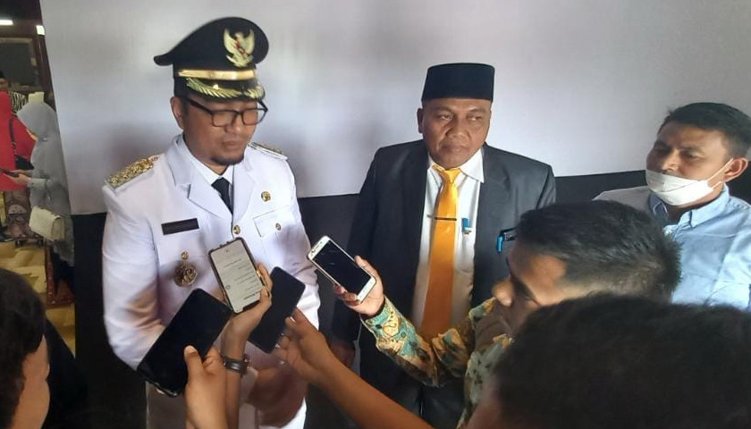Pj Gubernur Aceh Ahmad Marzuki melantik Kepala Dinas DPMPTSP Aceh Martunis menjadi Pj Bupati Aceh Singkil. Pelantikan berlangsung di Anjong Mon Mata Banda Aceh, Kamis (21/7/2022).